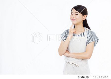 笑顔で悩んでいる30代の主婦 笑顔で悩んでいる30代の主婦 83053962