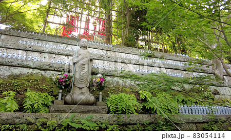 鎌倉の長谷寺の中庭 鎌倉の長谷寺の中庭 83054114