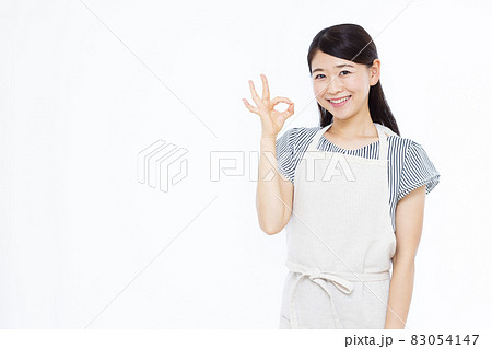 OKサインをしている30代の主婦 83054147