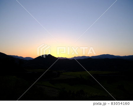 夕暮れにオレンジ色に染まる土佐山並み 83054160