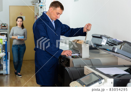 Service engineer of the printing house during work 83054295