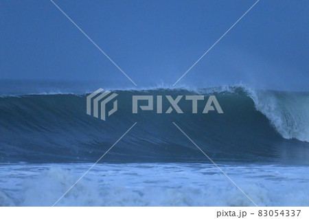 荒れた海　大波 83054337