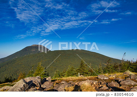 初秋の北八ヶ岳 双子山山頂から蓼科山を望む 初秋の北八ヶ岳 双子山山頂から蓼科山を望む 83054610
