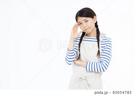 頭を抱えている30代の女性 頭を抱えている30代の女性 83054783
