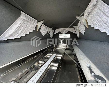 霊柩車の車内の写真 83055501
