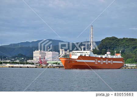 【福井】敦賀湾、大型フェリーと工場 【福井】敦賀湾、大型フェリーと工場 83055663