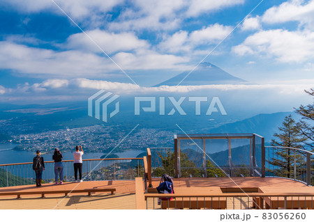 (山梨県)FUJIYAMAツインテラス(ファーストテラス)から富士山を眺める人達 (山梨県)FUJIYAMAツインテラス(ファーストテラス)から富士山を眺める人達 83056260