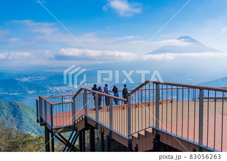 （山梨県）FUJIYAMAツインテラス（ファーストテラス）から富士山を眺める人達 83056263