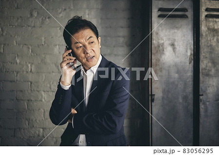 電話中の男性 83056295