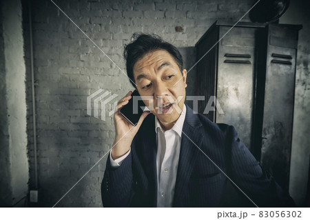 電話中の男性 83056302