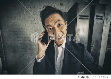 電話中の男性 83056305