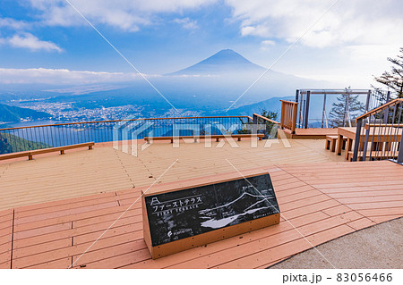 （山梨県）新道峠・FUJIYAMAツインテラス（ファーストテラス）　富士山の眺め 83056466
