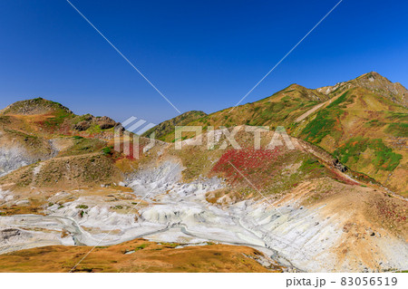 富山_立山室堂地獄谷と紅葉の絶景 83056519