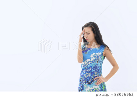 揉む若い女性　白バック 83056962