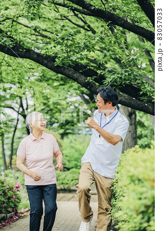 高齢者と介護福祉士 83057033