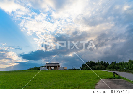 三重県四日市市　くるべ官衙遺跡の八脚門の夕景 83058179