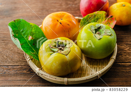 カゴに盛った太秋柿 カゴに盛った太秋柿 83058229