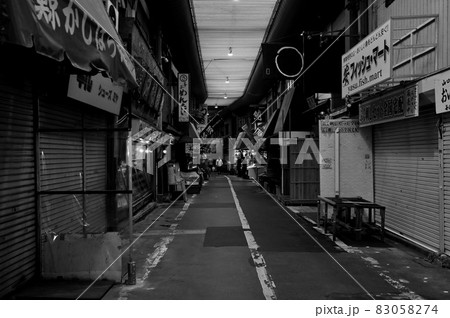 再開発前の旦過市場(モノクロ) 再開発前の旦過市場(モノクロ) 83058274