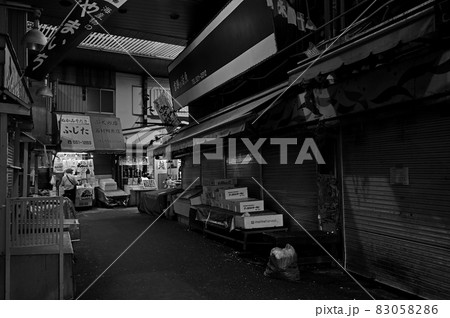 再開発前の旦過市場(モノクロ) 再開発前の旦過市場(モノクロ) 83058286