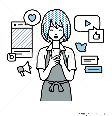 立ってスマートフォンでさまざまなSNSで楽しく交流するカフェ店員の女性 83058406