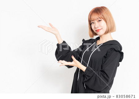 案内のジェスチャーをする若い女性 案内のジェスチャーをする若い女性 83058671