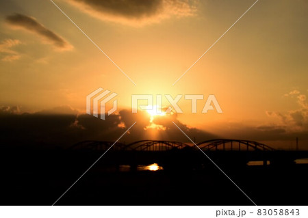 群馬　秋空と太陽の光 83058843