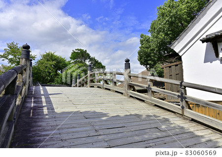 白壁の蔵と太鼓橋 83060569