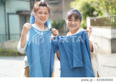 藍染めした服を持つ女性 藍染めした服を持つ女性 83060680
