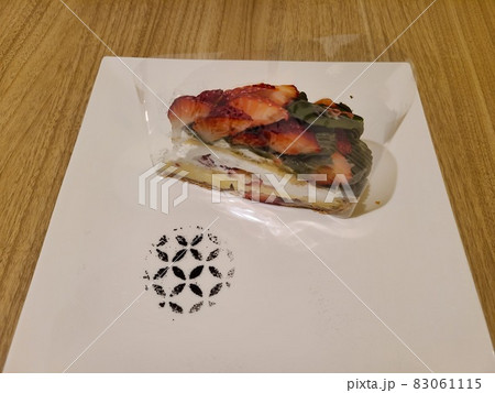 抹茶とイチゴのケーキ 83061115