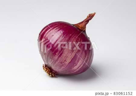 赤玉ねぎ白背景素材 83061152