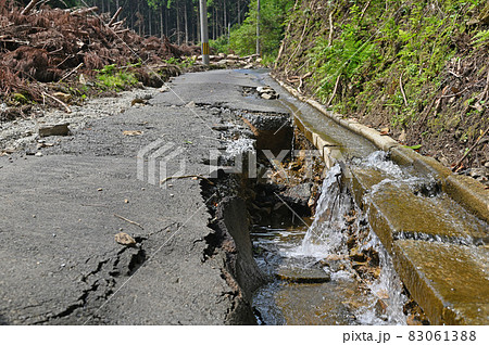 廃集落の崩壊した道路 廃集落の崩壊した道路 83061388