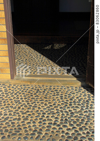 玄関床面の洗い出し、黒い石をコンクリートと共に敷き詰め露出して見せる工法 83062860