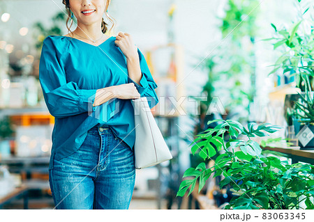 買い物をする若い女性 83063345