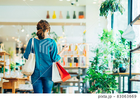 買い物をする若い女性 83063669