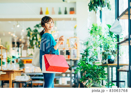 買い物をする若い女性 83063768
