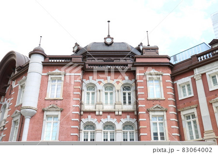 東京駅丸の内口　東京都千代田区丸の内 東京ステーションホテル　赤レンガ造りのレトロモダンターミナル駅 83064002