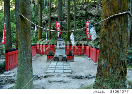 権現の滝(入口の稲荷大明神の祠) 【大阪府四條畷市】 権現の滝(入口の稲荷大明神の祠) 【大阪府四條畷市】 83064077