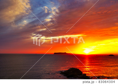 西海の夕日　日本の絶景 83064304