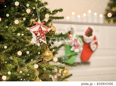 A star on the Christmas tree among the many Christmas lights. 83064366