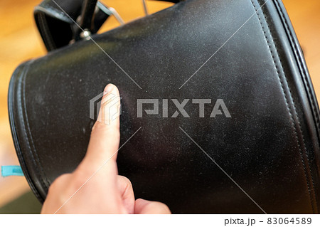 埃をかぶったランドセル 83064589