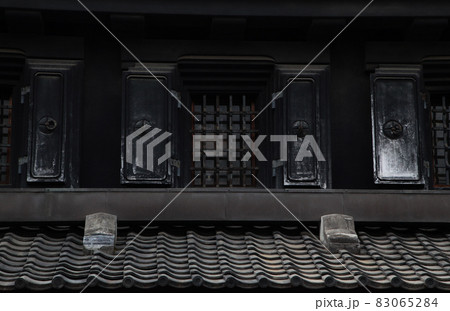 日本の伝統的な建築様式・蔵造りの商家 83065284