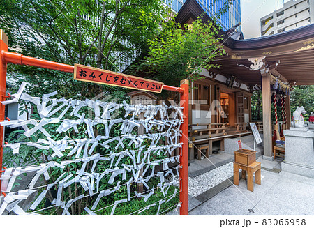 日本の東京都市景観 日本橋室町・ビルの谷間の福徳神社などを望む 日本の東京都市景観 日本橋室町・ビルの谷間の福徳神社などを望む 83066958