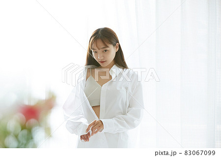 窓辺に立つ若い女性のナチュラルなビューティーポートレート 83067099