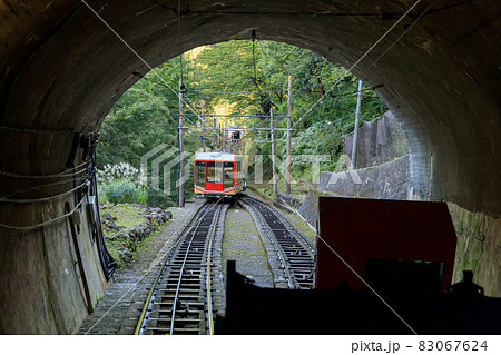 富山_秋の立山ケーブルカー 83067624