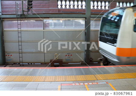 東京都千代田区丸の内　東京駅　1番中央本線のゼロキロポスト　レンガの駅舎をイメージした赤レンガの土台 83067961