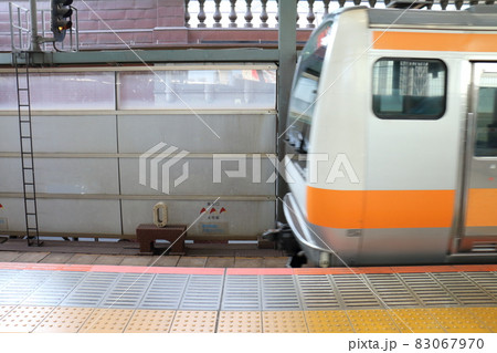 東京都千代田区丸の内 東京駅 1番中央本線のゼロキロポスト レンガの駅舎をイメージした赤レンガの土台 東京都千代田区丸の内 東京駅 1番中央本線のゼロキロポスト レンガの駅舎をイメージした赤レンガの土台 83067970