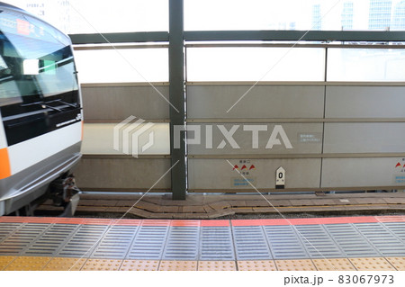 東京都千代田区丸の内　東京駅　2番中央本線のゼロキロポスト　 83067973
