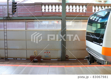 東京都千代田区丸の内 東京駅 1番中央本線のゼロキロポスト レンガの駅舎をイメージした赤レンガの土台 東京都千代田区丸の内 東京駅 1番中央本線のゼロキロポスト レンガの駅舎をイメージした赤レンガの土台 83067981