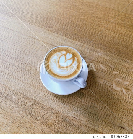 木のテーブルとカフェラテ 83068388