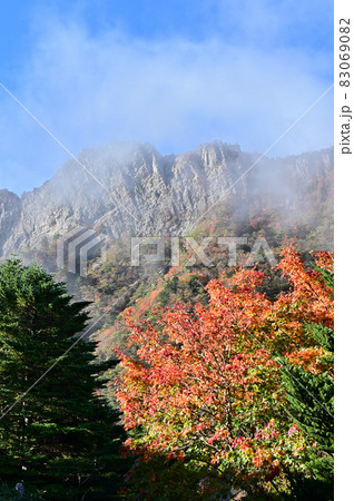 西日本最高峰の四国の霊山「石鎚山」の秋 83069082